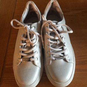 Size 8M woman’s Ideaology grey sneaker never worn